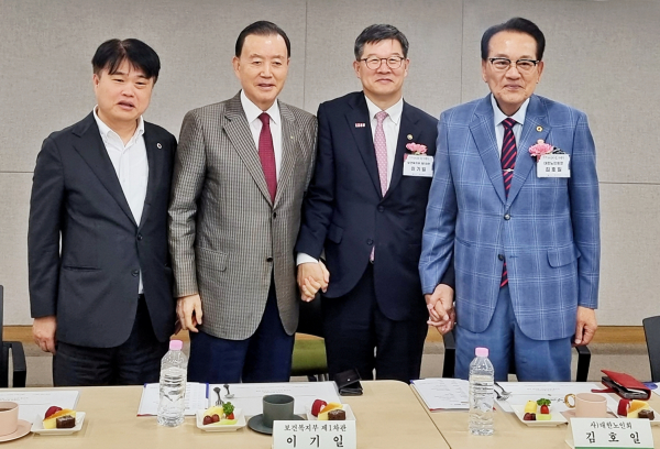 제28회 노인의 날 기념식 참석 기념사진 * 홍문표 aT 사장(좌측 2번째), 이기일 보건복지부 제1차관(좌측 3번째), 김호일 (사)대한노인회장(좌측4번째)