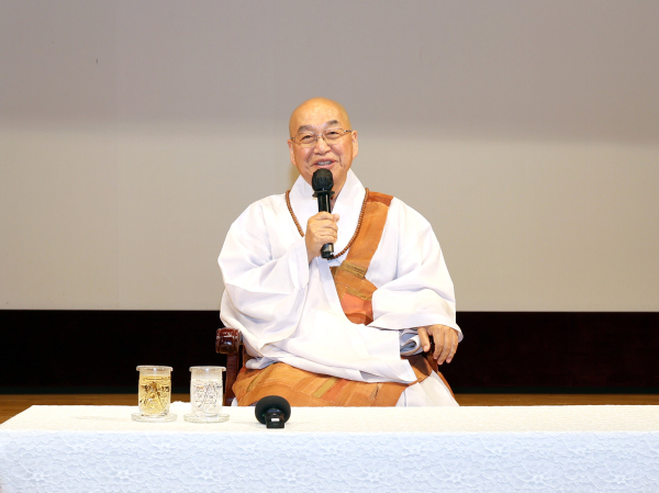 선문대에서 법륜스님의 강연이 진행중이다.