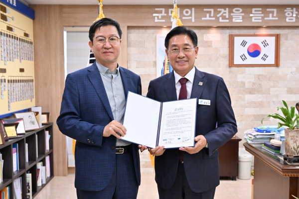 성창훈 조폐공사 사장(좌)과 전진선 양평군수(우)가 지류형 양평사랑상품권 도입을 위한 업무협약식을 체결하고 있다