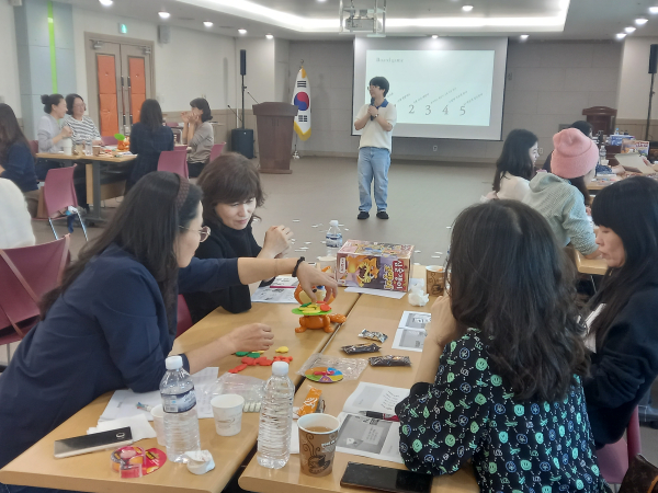 지난 5일, '짬짬이 교실놀이’ 교사 워크숍 진행 모습