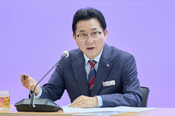 주간간부회의를 주재하는 박경귀 시장