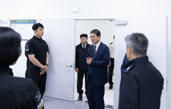 김돈곤 청양군수가 119소방복합타운 입주기관을 방문해 직원격려에 나섰다