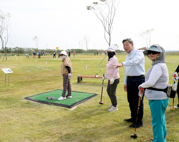 지난 9일 태안읍 반곡리 생활체육공원 내 제2 파크골프장에서 열린 개장식 모습.