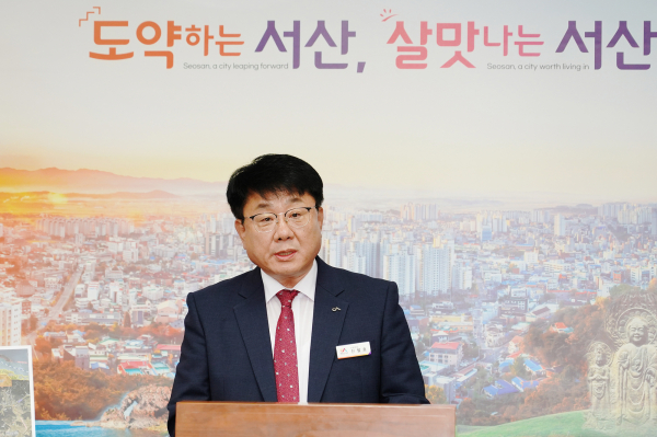 신철호 주택과장이 10일 시청 브리핑룸에서 열린 기자회견에서 일자리연계형 지원주택사업의 조성계획에 대해 설명했다.