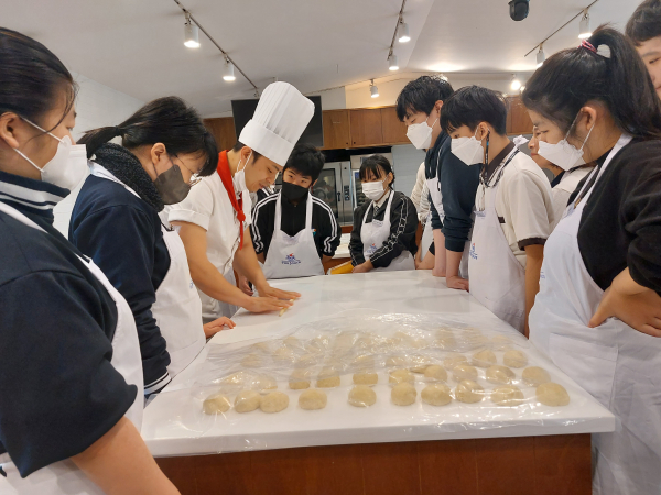 특수교육대상학생 진로·직업 프로그램 제과제빵 수업 진행 모습