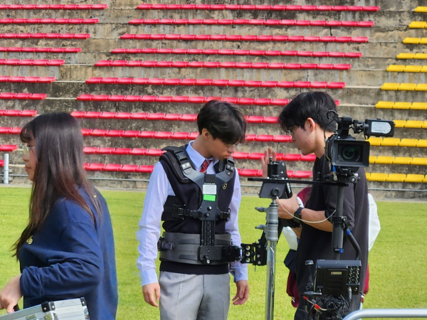지난 12까지 열린 한국영상대학교 면접실기 체험존에서 수험생이 기자재를 체험하고 있다.