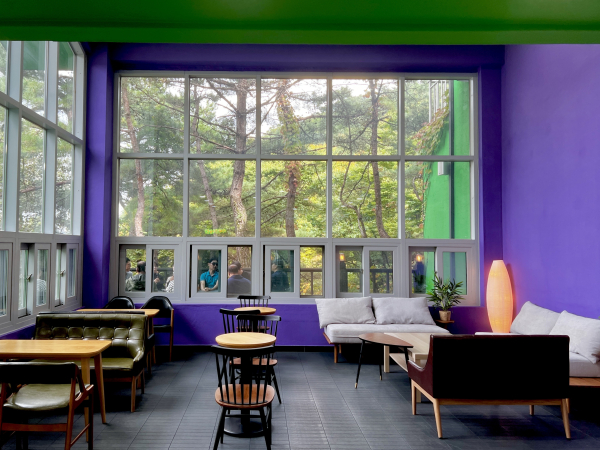 국립산림치유원 옥녀봉 힐링센터(영주시 봉현면 두산리 1373)에 위치한 ‘카페 인더숲’ 내부 모습.