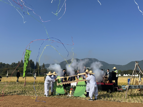 박 타기 퍼포먼스를 하는 사진. 조일교 아산시장님 권한대행, 홍성표 아산시의회 의장님, 신진식 농협중앙회 아산시지부장, 이규정 외암민속마을 보존회장