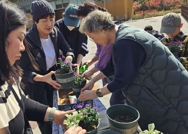 지난 12일 국립기억의숲에서 유가족 대상 정원치유프로그램을 운영하고 있다.