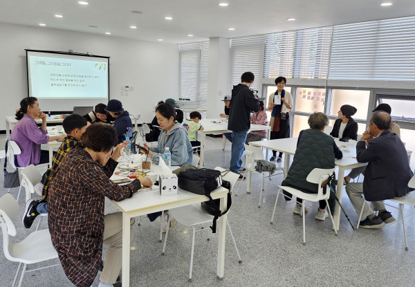 지난 12일 국립기억의숲에서 유가족 대상 ’그대를, 그리움을 그리다‘ 애도상담을 운영하고 있다.