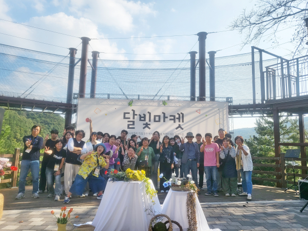 관광객들과 함께 즐겼던 달빛마켓 현장 단체사진