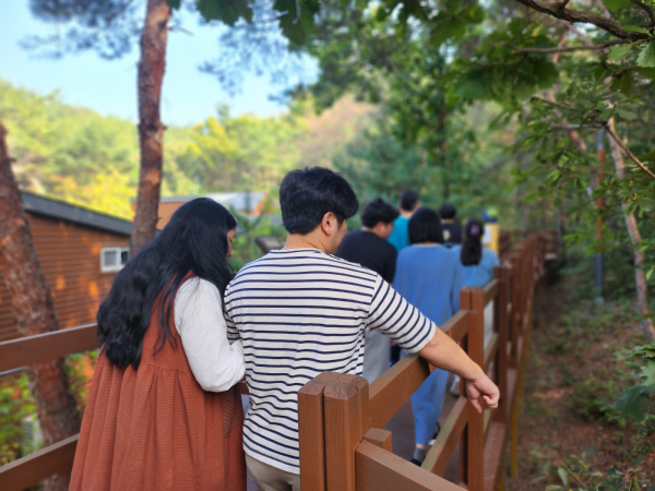 지난 12일 국립대전숲체원에서 임신부부(예비부모)가 ‘따로 또 함께’ 숲태교 프로그램에 참여하고 있다.