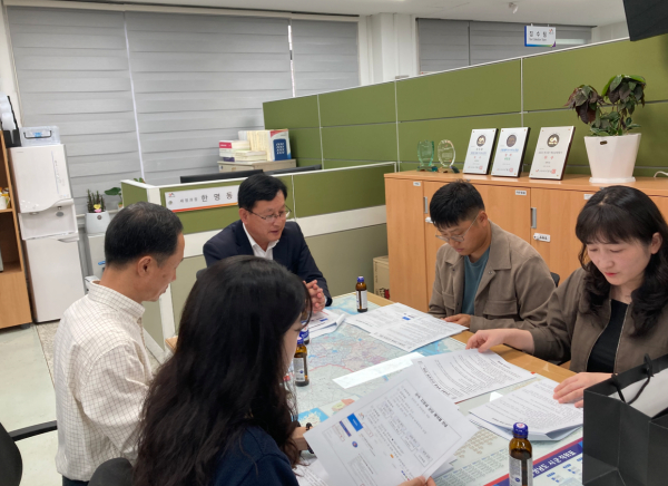 아산시 직원들이 지난 14일 서산시 세정과 사무실에서 상속 지방세 상담 예약제의 현황을 공유했다.