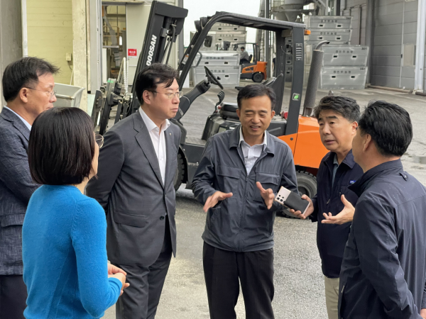 지난 14일 논산시농협쌀조합공동사업법인 벼 수매 현장을 찾아 벼 작황과 수확기 쌀 수급 상황을 점검하고 현장의 의견을 수렴했다.