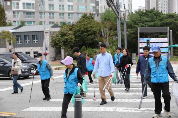 '어르신과 함께하는 깨끗한 버스정류장 만들기’ 캠페인 진행 모습