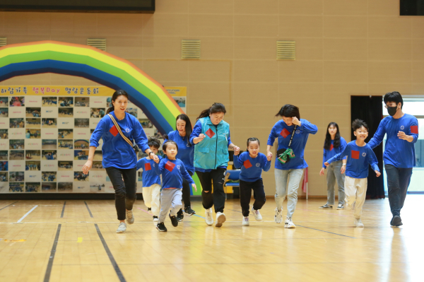 16일 당진종합운동장 실내체육관에서 장애아동 전문 보육기관인 하람어린이집과 함께 제4회 행복 Day 운동회 중 체육활동을 실시하고 있다.