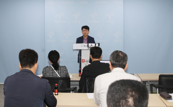 16일 군청 브리핑실에서 정례브리핑 중인 이호철 도시교통과장.