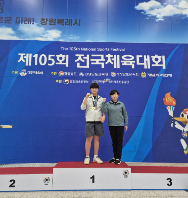 사격 이윤후 선수 금메달 수상 모습