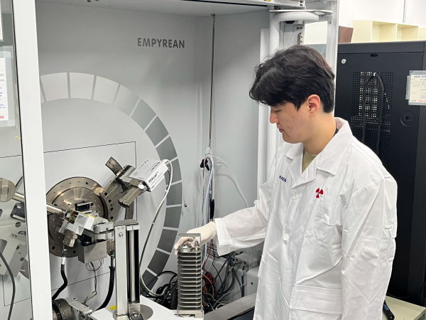 홍석재 연구원(학연학생, 제1저자)이 고체전해질 표면 구조 분석을 위해 X-선 회절장치에 샘플을 로딩하고 있다