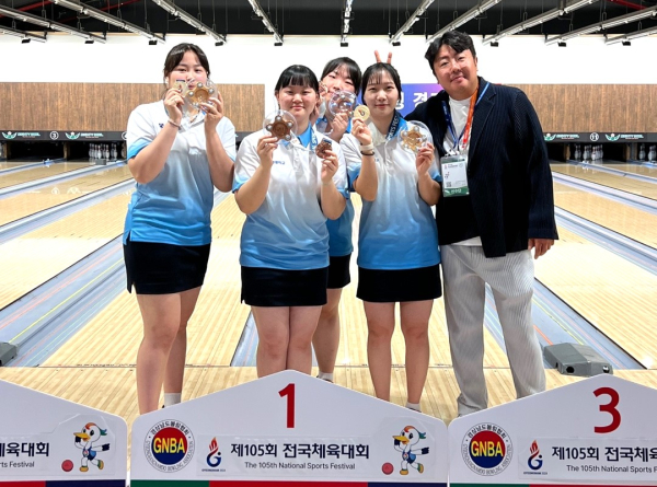 지난 10~15일 경남 양산에서 열린 ‘제105회 전국체육대회’ 여자 대학부 4종목을 석권해 화제를 일으키고 있다. 왼쪽부터 서예지, 신다현, 박지우, 박수민 선수와 김기선 감독.