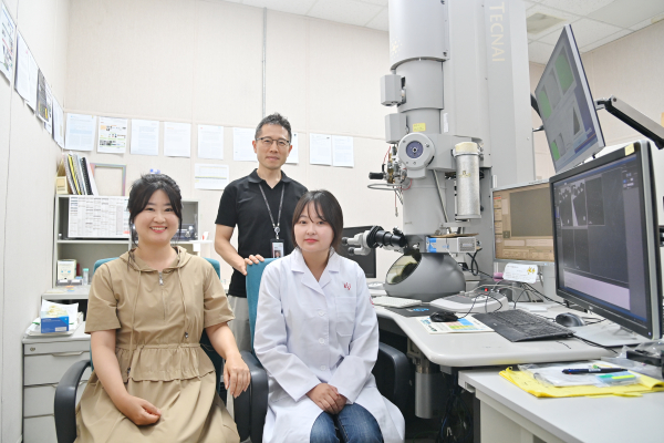 [그림4 ] 고온 수전해 전지 셀의 성능이 떨어지기 시작하는 초기 현상 메커니즘을 규명한 KIST 연구팀(장혜정 책임연구원, 윤경중 책임연구원, 최하늘 박사후연구원)