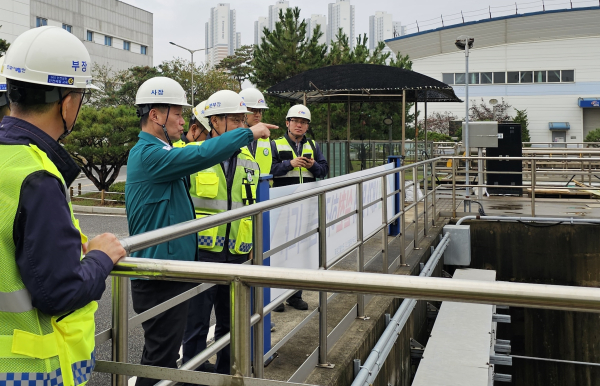이정복 한국서부발전 사장(왼쪽 두 번째)은 15일 군산발전본부를 방문해 안전관리 현황을 점검하고 현장 근무자를 격려했다.