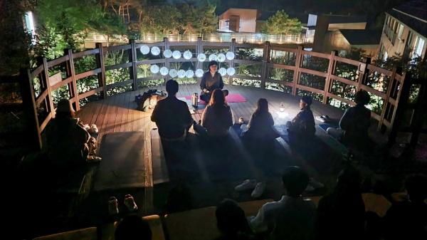 참여자들이 꽃차와 함께 별밤을 체험하고 있다.