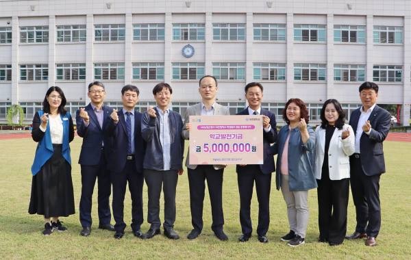 대전맹학교에 발전기금 전달 모습