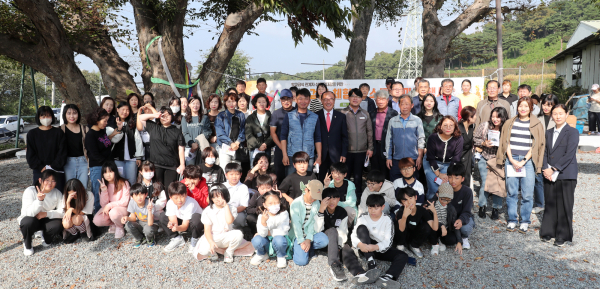 음암면 율목리 일원에서 진행된 가을걷이 체험 및 소통 한마당 행사 모습