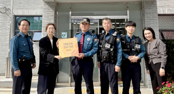 지난 16일 안면 파출소 및 노인복지 안면센터에서 진행된 현판 전달식 모습.