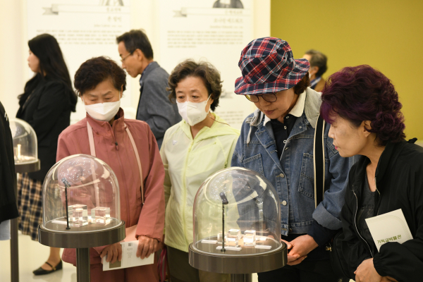 백석대 기독교박물관 유물 관람 모습