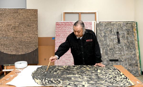 보리생명미술관의 송계 박영대 화백 작품활동 모습