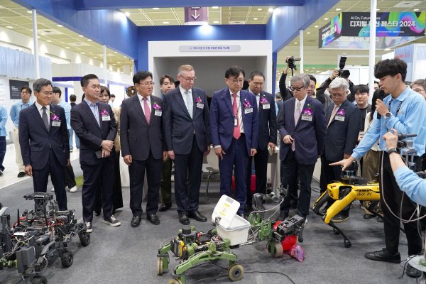 대상을 수상한 가제트(GADGET)팀이 10월 10일~12일 ‘디지털 혁신 페스타 2024’에서 작품을 소개하는 모습