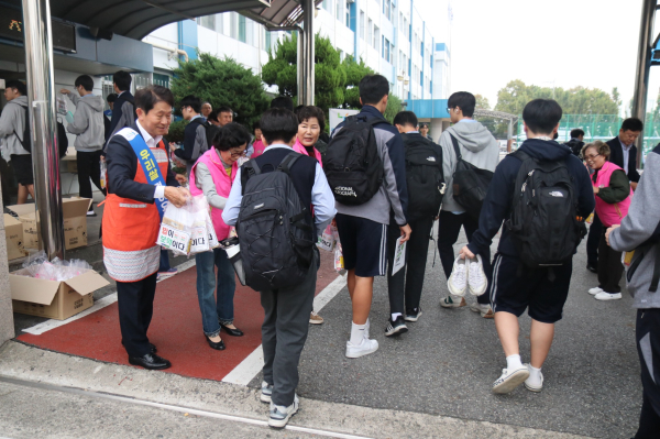 농협 대전본부, 대전 중앙중·고등학교에서 아침밥먹기 캠페인 진행 모습