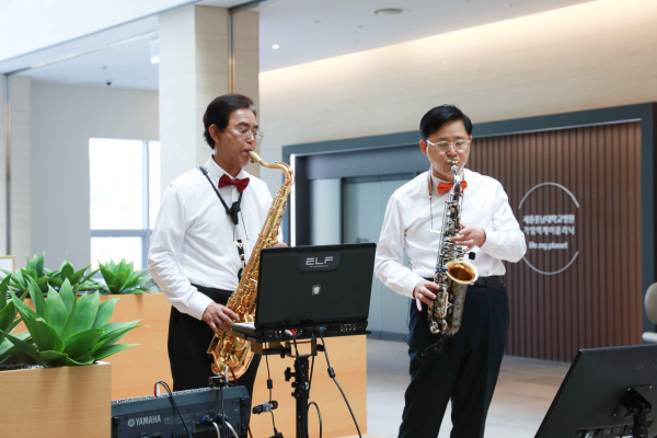 ‘가을맞이 색소폰 버스킹 공연’ 진행 모습