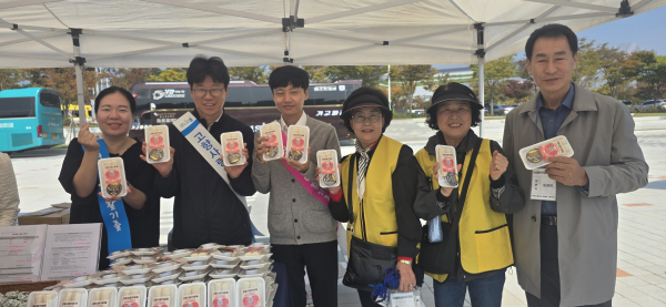 충남세종농협 직원들이 가래떡과 홍보물을 출향도민과 방문고객에게 나눠주고 있다.