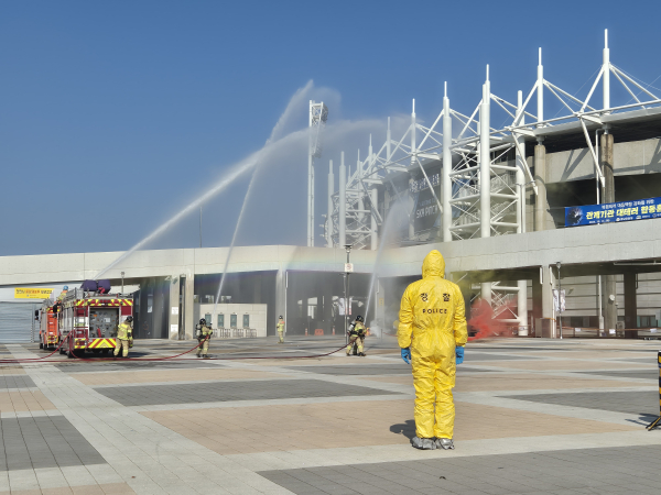 지난 17일 천안종합운동장 일원에서 드론 폭탄 및 화생방 테러 상황을 가정한 대테러 대응 합동훈련을 실시했다.