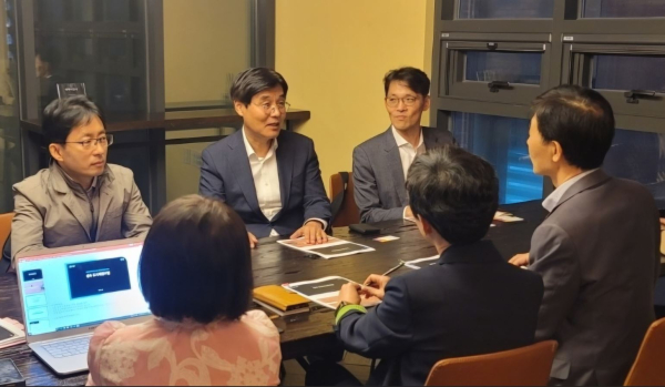 김형렬 행복청장(윗줄 가운데)이 성수나눔공유센터를 방문하여 성동구청 나재진 스마트포용도시국장(아랫줄 오른쪽에서 첫번째)으로부터 도시재생사업 및 지역상권 현황에 대한 설명을 듣고 있다