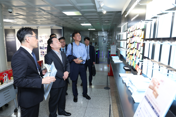 ​윤석대 한국수자원공사(K-water) 사장이 ‘대전 이전 50년 아카이빙 전시회’를 관람하고 있다(사진 오른쪽 두 번째)​