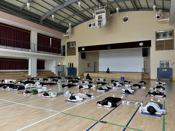 산림치유지도사가 영광여자고등학교에서 고3 수험생을 대상으로 통나무명상 프로그램을 진행하고 있다.