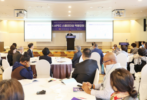 설동호 대전시교육감, APEC 스쿨리더십 역량강화 연수 기조 강연 모습