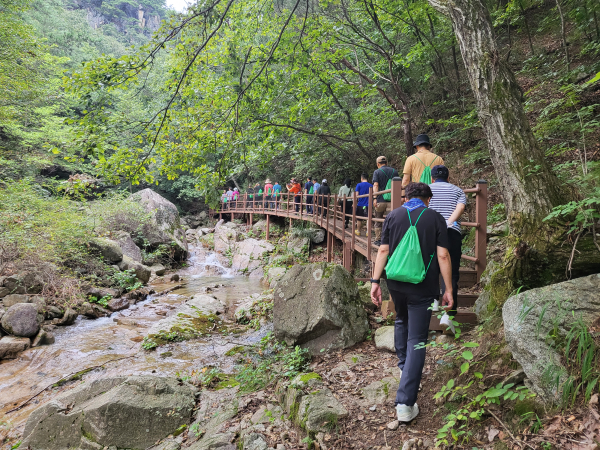 17일 퇴직준비교육 귀산촌과정 교육생들이 국립춘천숲체원 아침못마당에서 기념 촬영을 하고 있다.