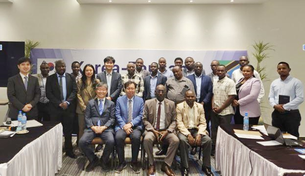 탄자니아 방문단 일행이 ‘신수도 개발 역량강화 연수’를 실시하고 참가자들과 함께 기념촬영을 하고 있다