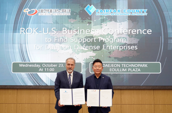 23일 오전 대전테크노파크 어울림플라자에서 (사진 왼쪽부터) 데이비드 켈리 미국 페어펙스 카운티 경제개발청 부청장, 김우연 대전테크노파크 원장이              대전 기업 미국 시장 진출 위한 업무협력 서신 교환 후 기념촬영을 하고 있다.