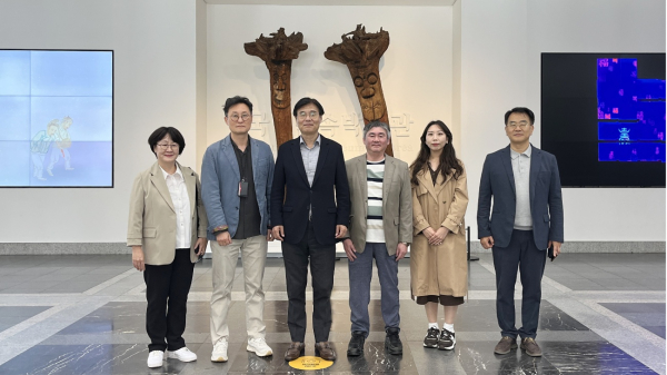 김형렬 행복청장(왼쪽에서 세번째)이 국립민속박물관을 방문해 성공적인 세종 이전을 위한 의견을 나눈 후 관계자들과 기념촬영을 하고 있다