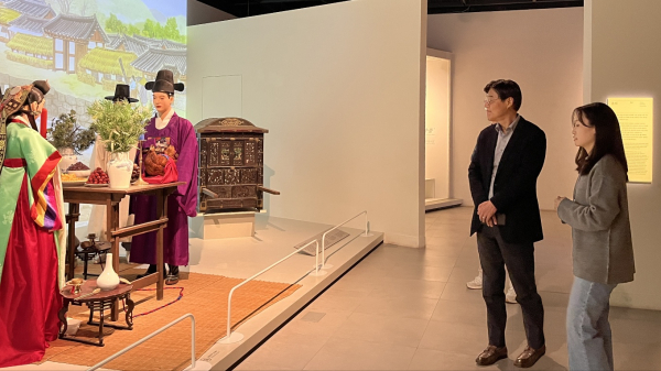 김형렬 행복청장(오른쪽에서 두번째)이 국립민속박물관 관계자로부터 전시 설명을 듣고 있다