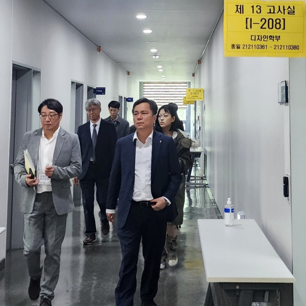 고사 진행 상황을 점검하는 홍성태 총장 (앞열 우측)