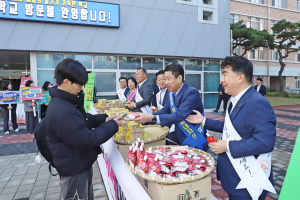 덕산고에서 ‘수능대박 합격기원 우리 쌀로 만든 떡 나눔’ 캠페인 진행 모습