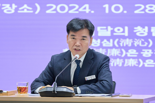 28일 시청 상황실에서 열린 주간간부회의를 주재하는 조일교 아산시장 권한대행