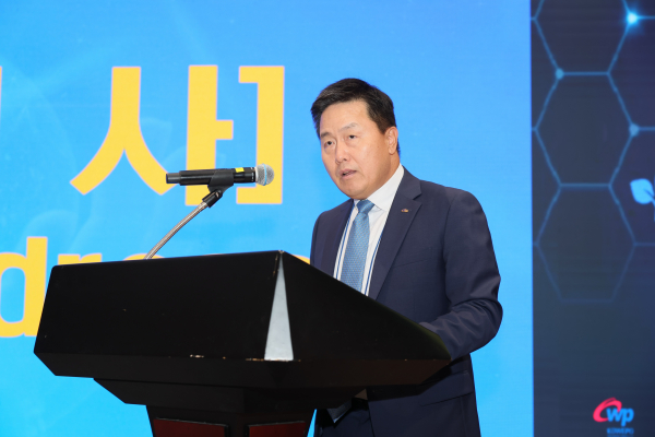 28일 인천 송도에서 ‘수소 발전, 에너지 전환 대응 글로벌 기술협력 콘퍼런스’를 진행했다. 사진은 엄경일 서부발전 기술안전부사장이 인사말을 하는 모습